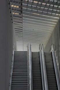 现代建筑内的自动扶梯