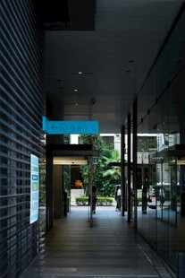 现代建筑内的幽静走廊