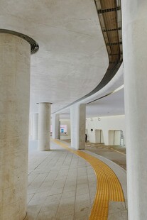 室内弧形空间与黄色标线