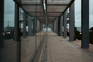 现代玻璃长廊户外景观