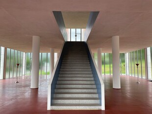 现代建筑内的宽敞楼梯空间
