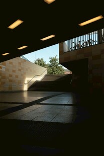 室内光影下的建筑空间
