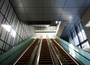 室内自动扶梯场景