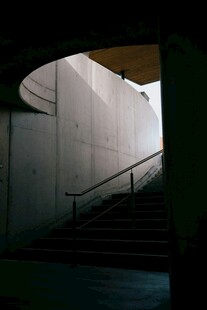 昏暗楼梯间的光影景致