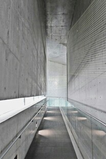 现代混凝土建筑内部通道