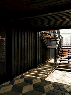 室内光影下的楼梯空间