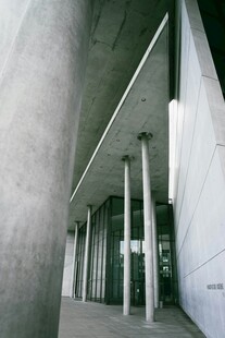 现代建筑走廊外观
