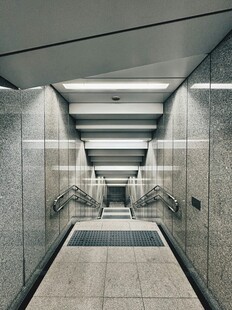 现代简约风地下通道空间