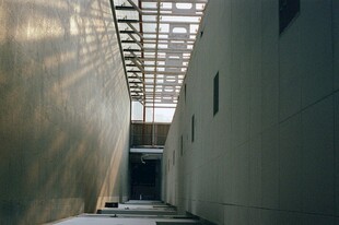 现代建筑狭长走廊空间