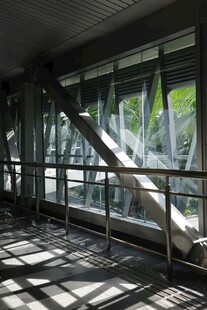 室内玻璃墙与光影景观