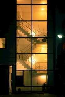 夜晚玻璃建筑内的明亮楼梯