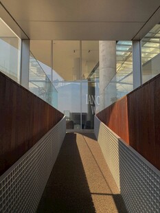 现代建筑内部走廊空间