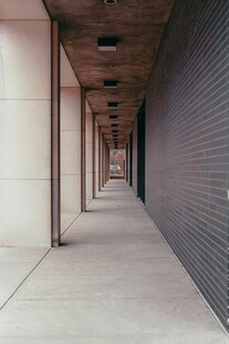 现代建筑风格的空旷走廊