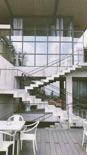 现代户外露台与楼梯景观