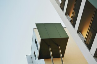 现代建筑外的绿色阳台