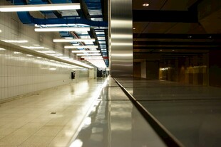 空旷地下停车场通道