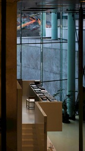 室内窗边办公场景