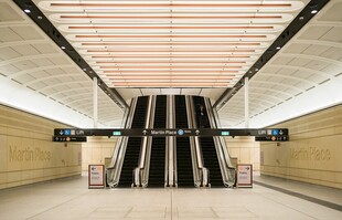 现代建筑中的自动扶梯场景