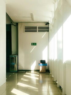 医院走廊明亮场景