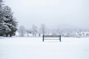 雪后公园长椅