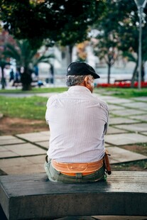 独坐石凳的沉思男子