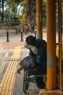 公园长椅上休憩的老人