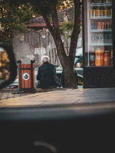 街边独坐老人