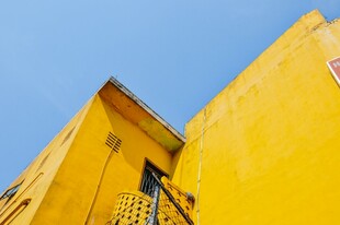 黄色建筑一角