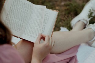 女孩户外惬意阅读时光