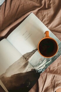 书本上的咖啡杯惬意时光