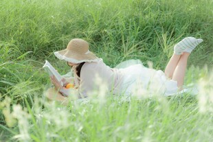 草地上的悠闲少女
