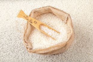 袋装大米与木铲特写