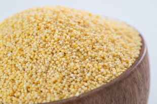 木碗中的金黄小米粒