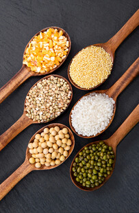 木勺上的多样谷物杂粮