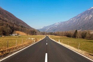 宽阔公路延伸至远山