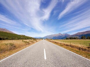 旷野中的延伸公路