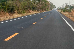 宽阔公路延伸向远方