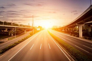 夕阳下的宽阔公路美景