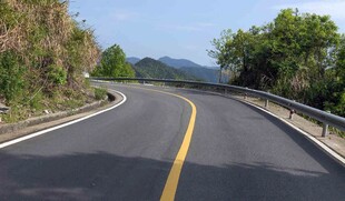 蜿蜒山间公路风景