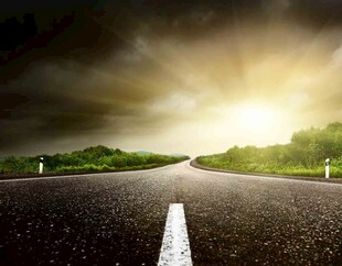 阳光照耀下的宽阔公路