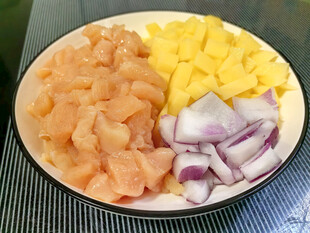 鸡肉洋葱菠萝食材拼盘