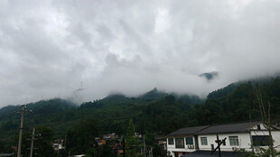 山间云雾缭绕的村落景色