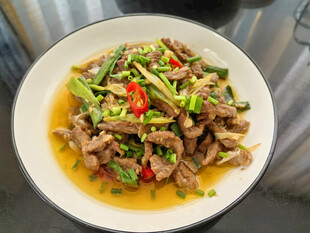 蒜苗炒肉丝