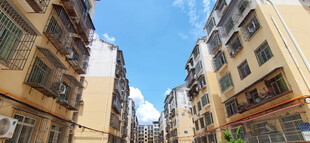 老旧居民楼的日常景象