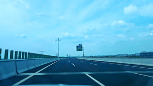 宽阔公路伸向远方