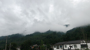 山间云雾缭绕的村落景色