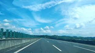 蓝天白云下的宽阔公路
