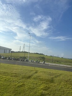 公路旁的开阔草地与蓝天