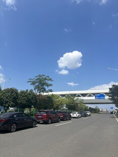 户外停车场及周边景致