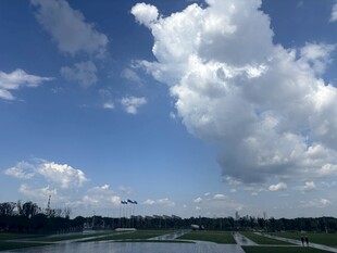 蓝天白云下的开阔风景